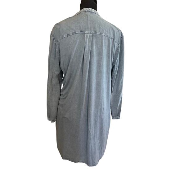 Solitere chambray blue embroidered V-neck button down top, women's size M - Picture 6 of 9